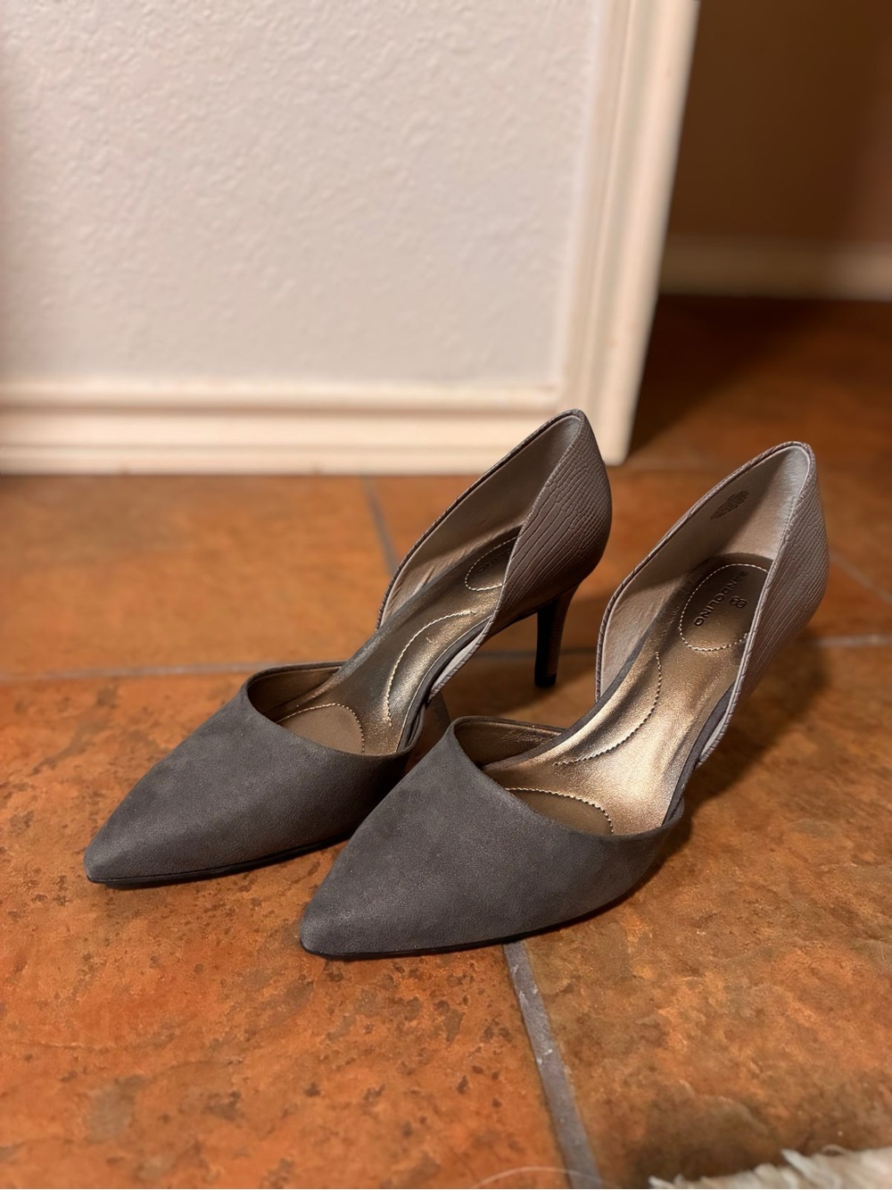 Bandolino Gray D’Orsay Pointed Toe Pumps Size 8M